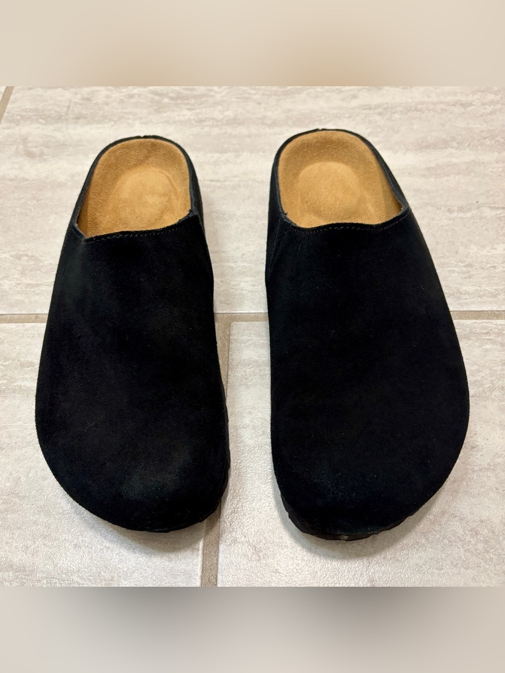 Cushionaire Lute Suede Clogs